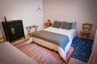 un lit et une décoration simple et minimaliste