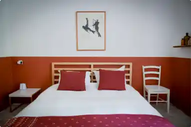 un lit et une décoration simple et minimaliste