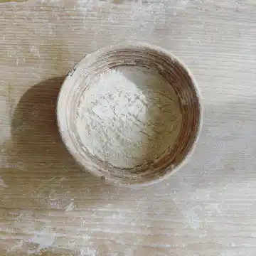 une récipient rempli de farine