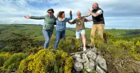 Des personnes profitant d'une randonnée dans la nature