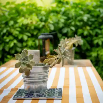 une table accueillante pour prendre des thé à l'extérieur